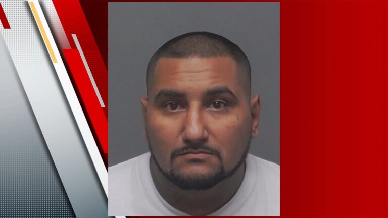 Man accused of shooting outside downtown bars on the run after cutting GPS monitor, SAPD says
