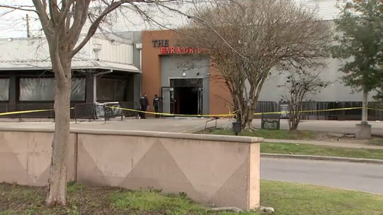Gunman randomly opens fire at front door of southside area lounge, injuring 5 people, HPD says