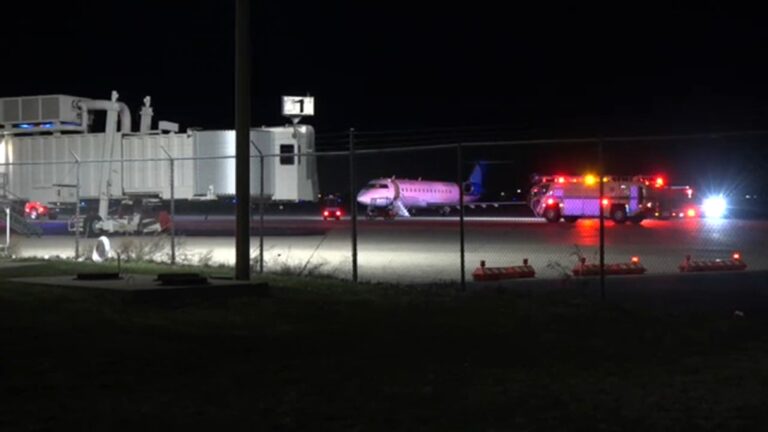 5 people hurt after Houston-bound plane had to make emergency landing due to severe turbulence