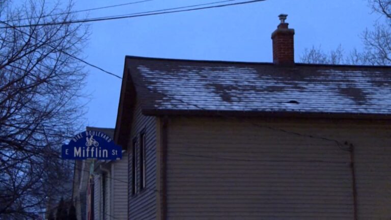 7 children found alone in 'deplorable conditions', Wisconsin police say mother was not in the state