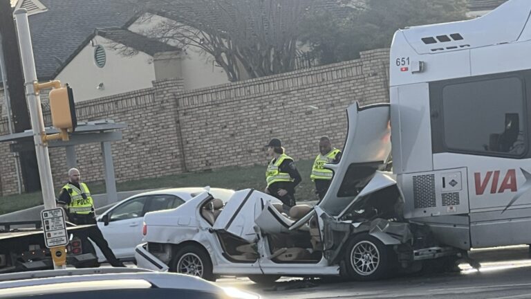 Man hospitalized after crashing into VIA bus in Alamo Heights, SAPD says