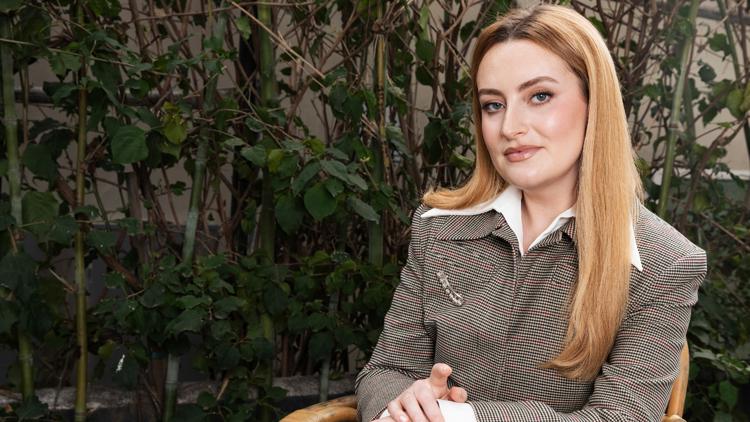 'Chicken Shop Date' creator Amelia Dimoldenberg brings flirty awkwardness to the Oscars red carpet