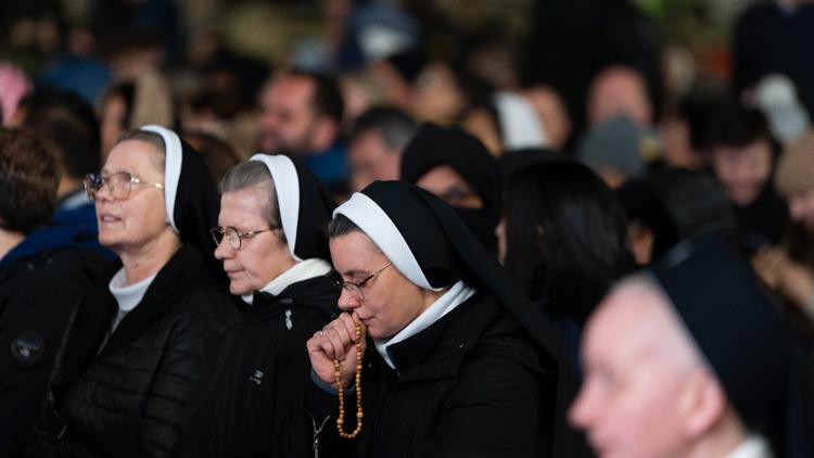 Pope appears to be overcoming a setback in his recovery from pneumonia