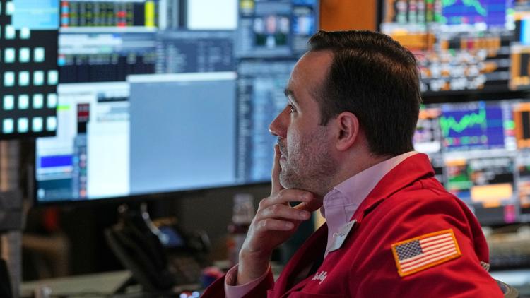 Sell-off worsens worldwide and Dow drops 1,200 after China retaliates against Trump tariffs