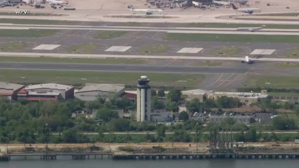 Radar went black for air traffic controllers at Newark Airport again
