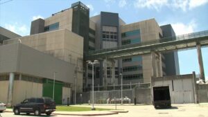 Arrested New Orleans jail worker says he helped inmates escape after threat; 5 escapees on the loose
