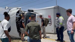 Good Samaritans help driver after 18-wheeler flips over multiple times on Interstate 37, SAPD says