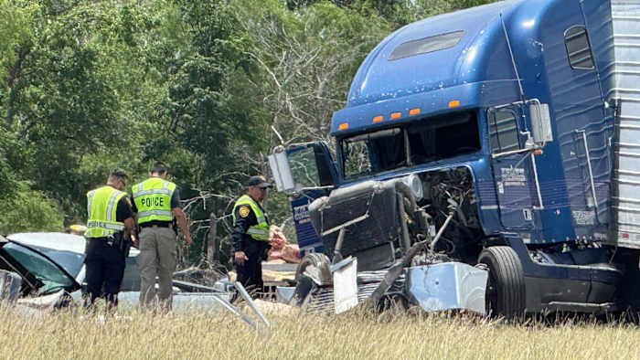 2 injured after 4-vehicle South Side crash involving 18-wheelers along Interstate 35, SAPD says