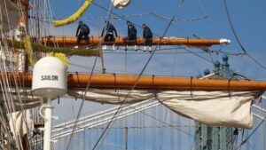 Federal officials launch investigation into Mexican tall ship that struck Brooklyn Bridge