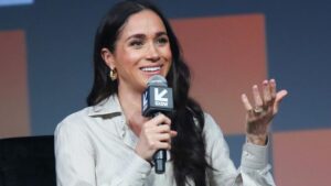 Flight attendant shares handwritten note Meghan Markle gave her on American Airlines flight