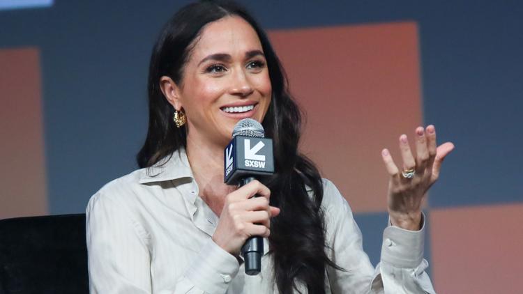 Flight attendant shares handwritten note Meghan Markle gave her on American Airlines flight