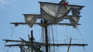 Federal officials investigating Mexican tall ship's crash into Brooklyn Bridge
