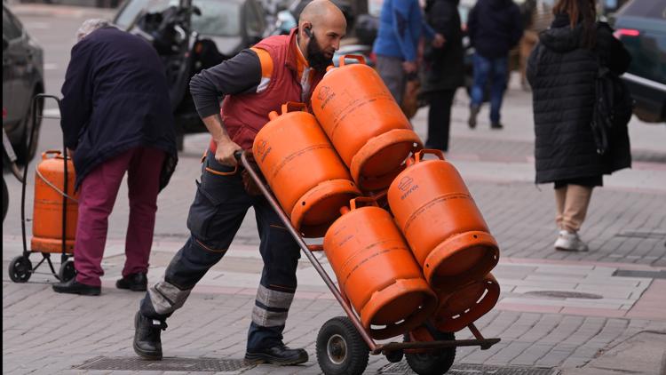 Spain's government gives OK on plan to reduce the hours in the workweek